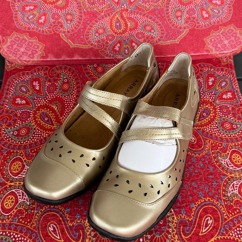 Array Women's Leather Shoes 10 Medium  Metalic Gold